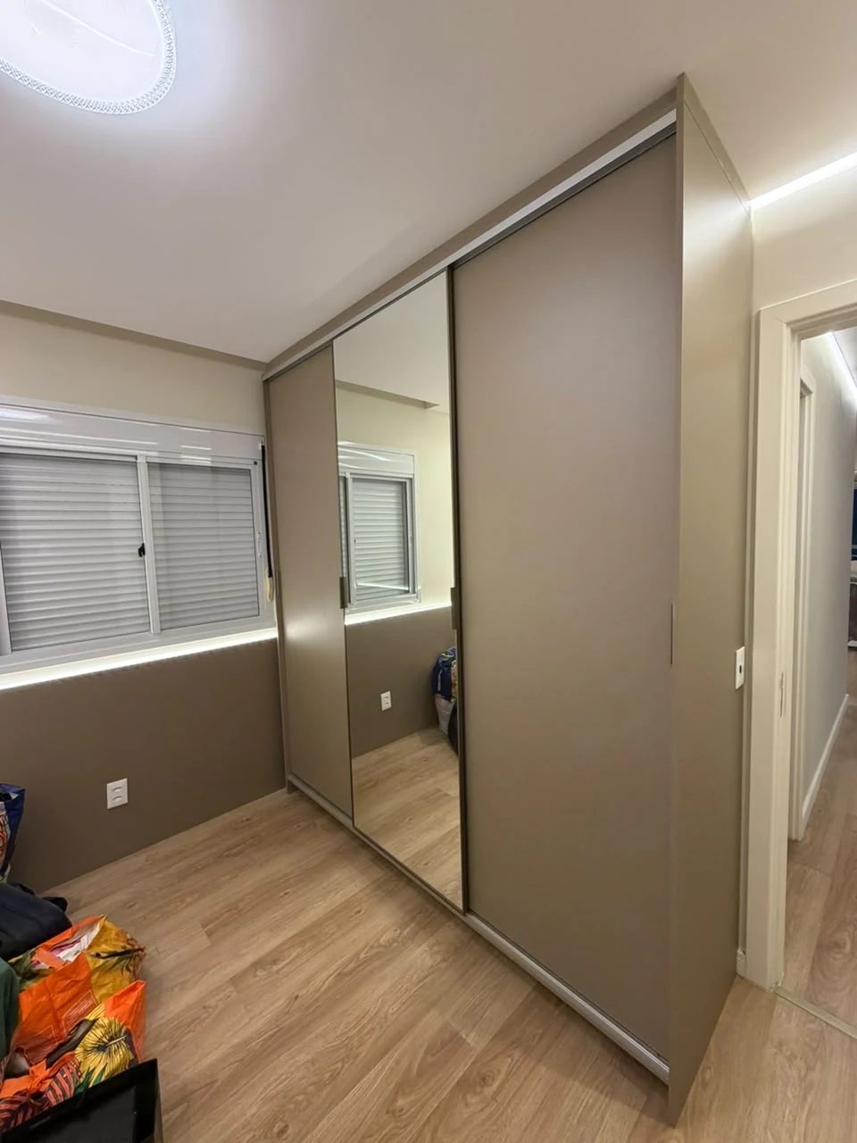 Armário de dormitório com portas de correr espelhadas