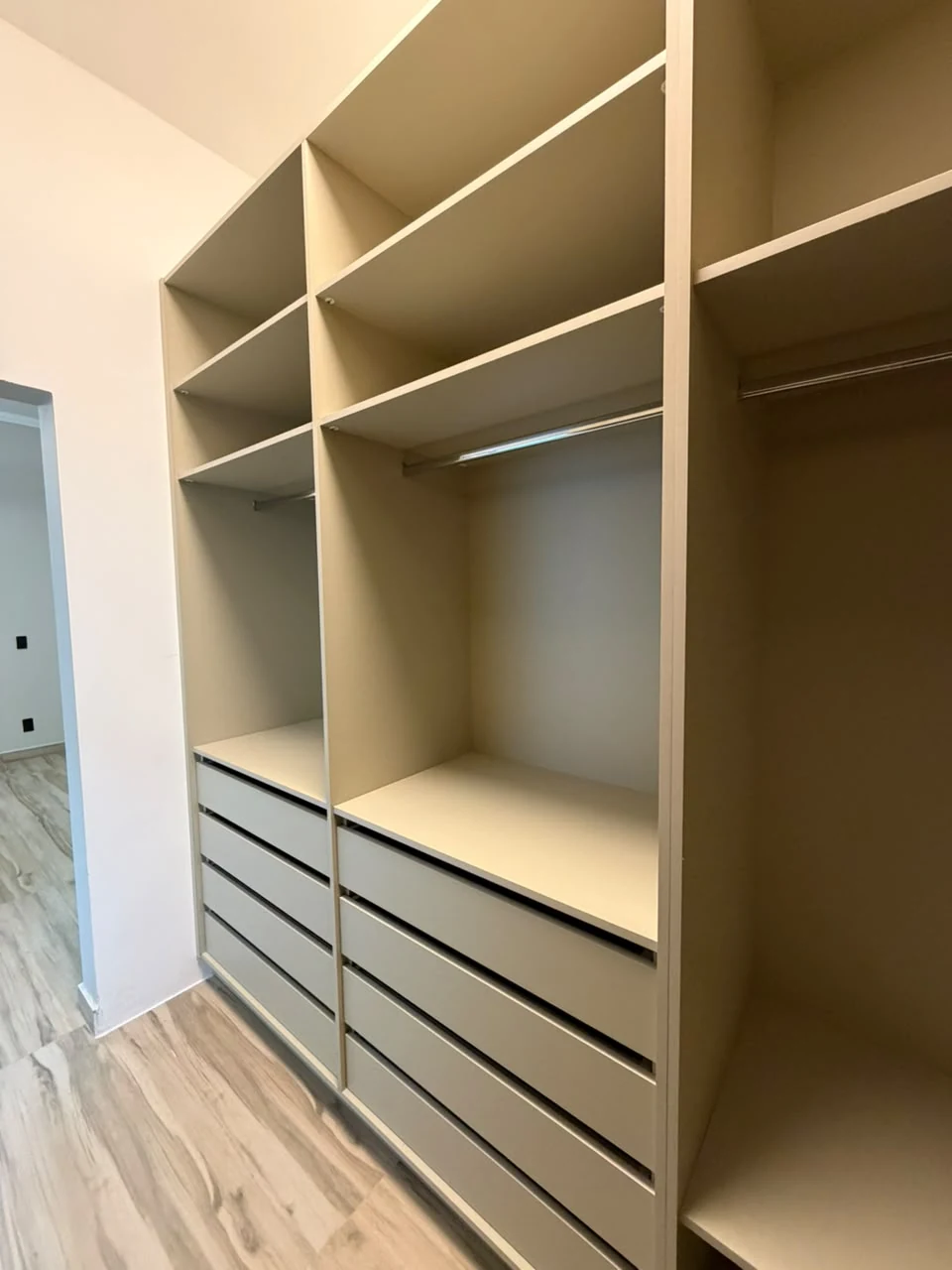 Detalhe de nichos e gavetas de um closet realizado pela LS