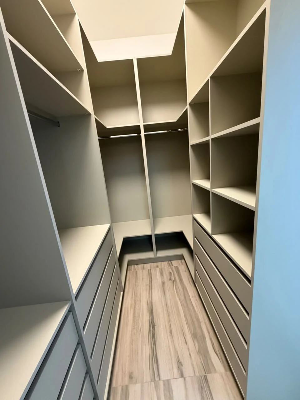 Closet planejado com prateleiras e gavetas