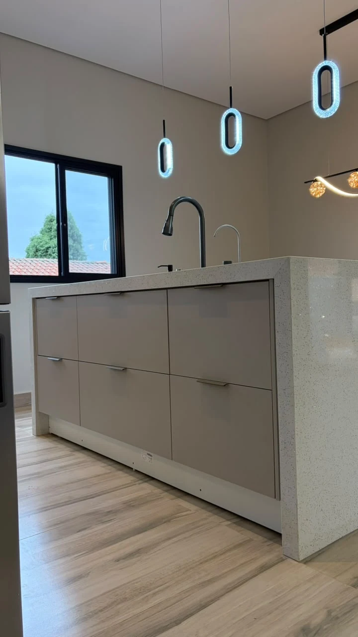 Detalhe real de gavetões e frentes de MDF em cozinha da LS