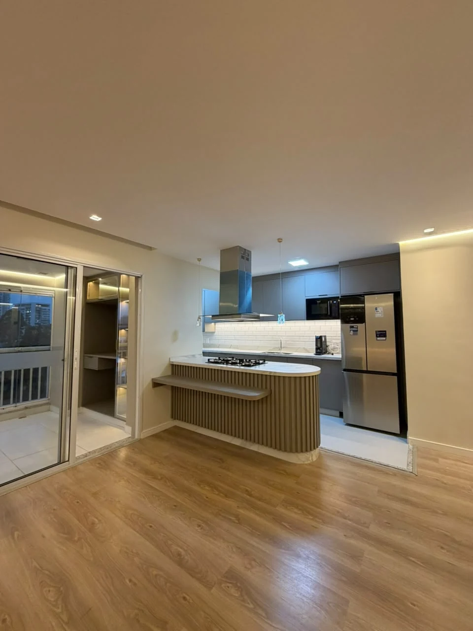 Marcenaria da LS integrando a cozinha ao ambiente de estar