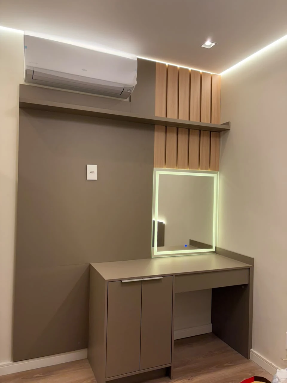 Penteadeira com espelho iluminado e painel ripado